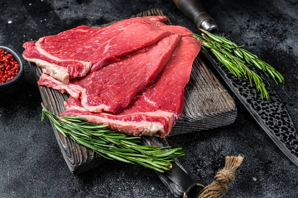 Çiğ Taze Baharatlı Otlu Biftek Siyah Arka Plan Üst Görünüm — Stok fotoğraf