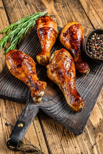 Barbecue Roasted Chicken Drumsticks Wooden Cutting Board Wooden Background Top — Stock Photo, Image