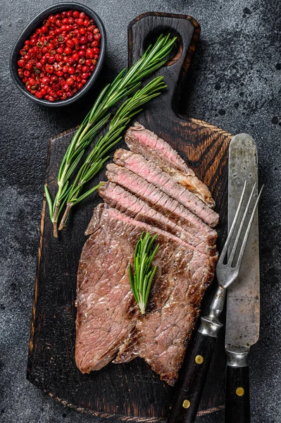 Grilované Hovězí Maso Nasekaný Steak Prkně Černé Pozadí Horní Pohled — Stock fotografie