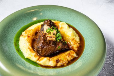 Biftek fileto bifteği ve yanında patates püresi. Gri arka plan. Üst Manzara. Boşluğu kopyala.