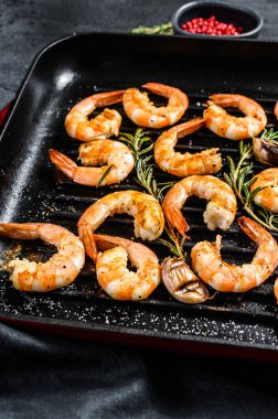 Izgara dev karidesler, tavada karidesler. Siyah arka plan. Üst görünüm.