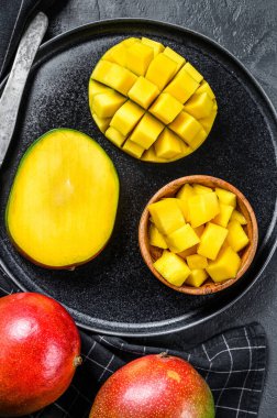 Mango. Tropikal meyve küpleri halinde dilimleyin. Siyah arka plan. Üst görünüm.
