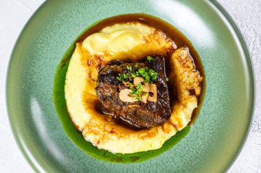 Sığır filetosu bifteği ve patates püresi. Beyaz arka plan. Üst görünüm.