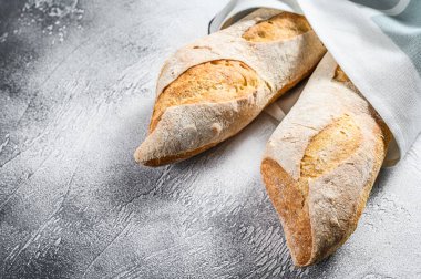 Taze pişmiş ekmeğin düz uzanmış hali. gri arka plan. en üstteki görünüm.