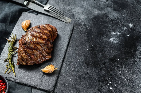 Steak Fer Plat Grillé Sur Une Planche Pierre Bœuf Marbré — Photo