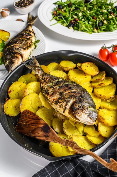 Dinner Grilled Sea Bream Fish Arugula Salad Tomatoes Baked Potatoes — Stock Photo, Image