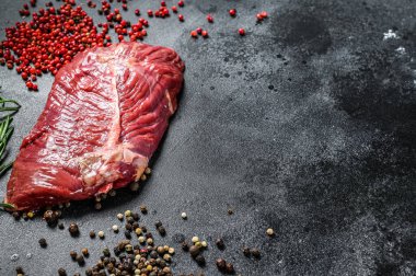 Üst bıçak bifteği, çiğ et, mermer biftek. Siyah arka plan. Üst Manzara. Boşluğu kopyala.