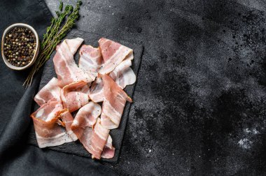 Biber ve kekikli domuz pastırması. Organik çiğ et. Siyah arka plan. Üst Manzara. Boşluğu kopyala.