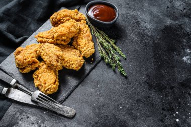 Kızarmış tavuk, patates kızartması ve domates. Siyah arka plan. Üst Manzara. Boşluğu kopyala.