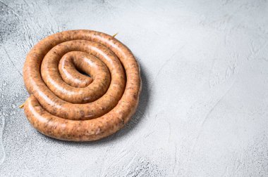 Domuz eti ve kıyma etinden çiğ spiral sosis. Beyaz arka plan. Üst Manzara. Boşluğu kopyala.
