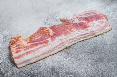 Tütsülenmiş domuz pastırması pişirmeye hazır. Beyaz arka plan. Üst görünüm.