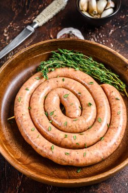 Çiğ spiral bbq tavuk sosisi. Karanlık arka plan. Üst görünüm.