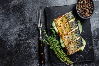 Uskumru balığı, salatalık ve hardallı sandviç. Siyah arka plan. Üst Manzara. Boşluğu kopyala.