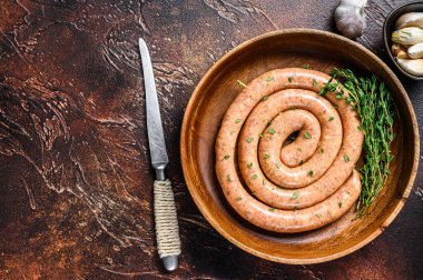 Çiğ spiral bbq tavuk sosisi. Karanlık arka plan. Üst Manzara. Boşluğu kopyala.