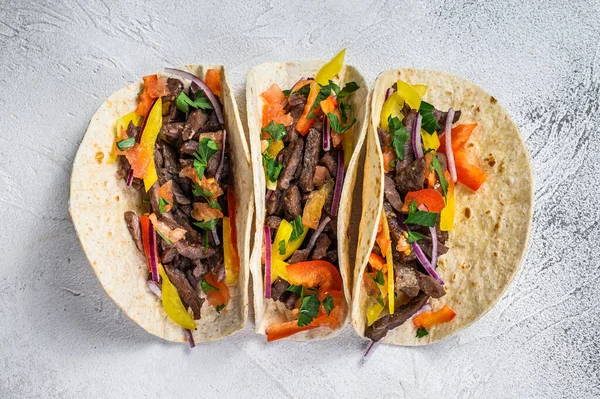 Biftek Soğan Tatlı Biberli Meksika Tacoları Beyaz Arka Plan Üst — Stok fotoğraf
