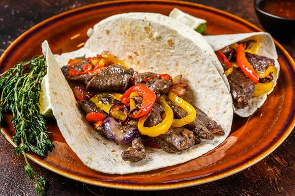 Fajitas Tortilla Wraps Mit Rindfleisch Steakstreifen Paprika Und Zwiebeln Dunkler — Stockfoto