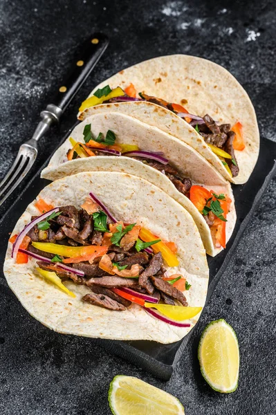 Biftek Soğan Domates Tatlı Biberli Meksika Taco Kabuğu Siyah Arka — Stok fotoğraf