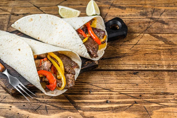 Fajitas Tortilla Tekercs Marhahús Csíkok Színes Harangbors Hagyma Salsa Háttér — Stock Fotó