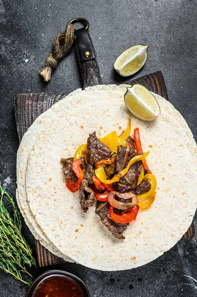 Biftek Fajitas Tortilla Biber Soğan Karışımı Geleneksel Meksika Yemekleri Siyah — Stok fotoğraf