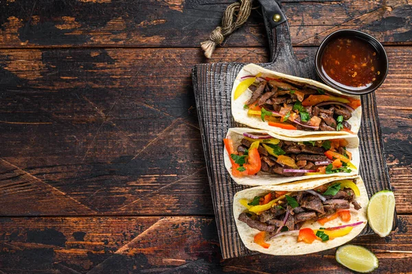 Tacosschalen Mit Schweinefleisch Zwiebeln Tomaten Paprika Und Salsa Mexikanisches Essen — Stockfoto