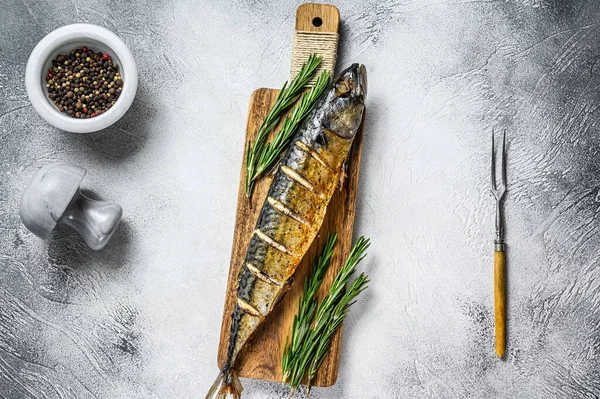 Horno Pescado Caballa Entero Horno Con Hierbas Fondo Blanco Vista — Foto de Stock