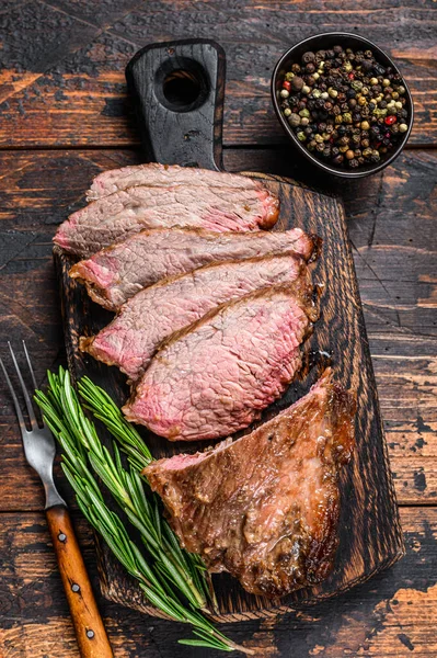 Szeletelt Marhahús Hátszín Tri Tip Steak Bbq Sötét Háttér Felülnézet — Stock Fotó