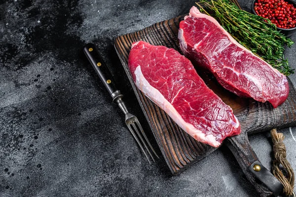 Çiğ mermer sığır eti bifteği. Siyah arka plan. Üst Manzara. Boşluğu kopyala.