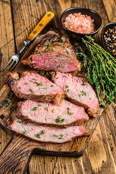 Vzácné Plátky Roast Beef Svíčkové Tri Tip Steak Bbq Dřevěné — Stock fotografie