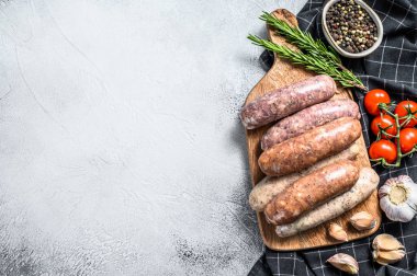 Baharatlı taze domuz eti, sığır eti ve tavuk sosisi. Gri arka plan. Üst Manzara. Boşluğu kopyala.