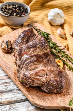 Et dilimleme tahtasında ızgara. Beyaz arka plan. Üst görünüm.