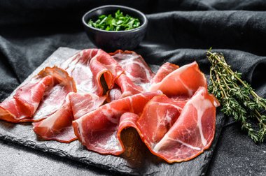 Coppa, Capocollo, Capicollo eti popüler İtalyan antipasto yemekleri. Siyah arka plan. Üst görünüm.