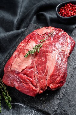 Çiğ Chuck bifteği. Organik biftek. Siyah arka plan. Üst görünüm.