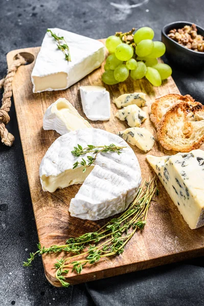 Tábua Queijo Com Camembert Francês Brie Queijo Azul Uvas Nozes — Fotografia de Stock