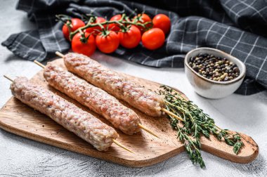 Taze doğranmış domuz eti kebapları. Beyaz arka plan. Üst görünüm.