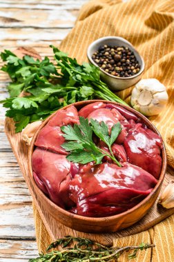 Tabakta çiğ ördek ciğeri. Beyaz arka plan. Üst görünüm.