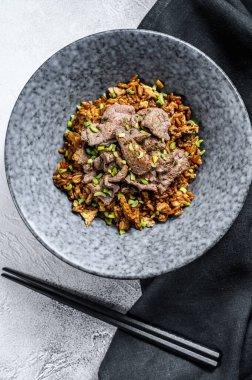 Biftek ve sebzeli özel kızarmış pilav. Beyaz arka plan. Üst görünüm.