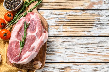 Taze çiğ domuz eti. Biftek doğrayın. Beyaz arka plan. Üst Manzara. Boşluğu kopyala.