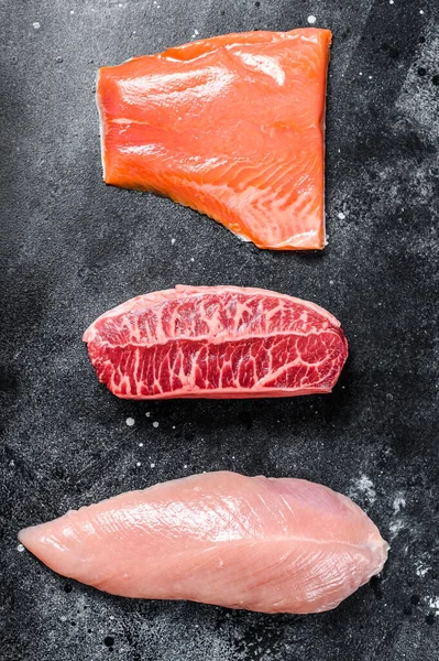 Farklı Türde Çiğ Biftek Bıçağı Somon Filetosu Hindi Göğsü Siyah — Stok fotoğraf