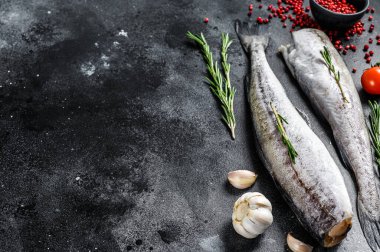 Çiğ Pollock balığı, biberiye ve pembe biberli. Organik deniz ürünleri. Siyah arka plan. Üst Manzara. Boşluğu kopyala.