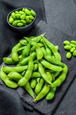 Yeşil soya fasulyesi edamame. Siyah arka plan. Üst görünüm.