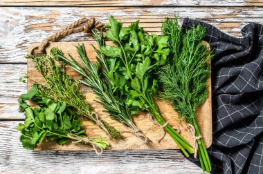 Taze otlar, kişniş, biberiye, kekik, dereotu ve maydanoz karışımı. Beyaz arka plan. Üst Manzara. Boşluğu kopyala.