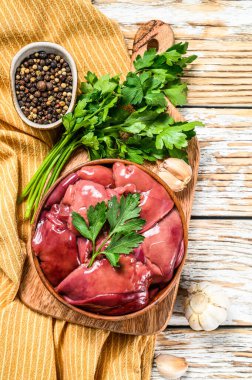 Tabakta çiğ ördek ciğeri. Beyaz arka plan. Üst görünüm.