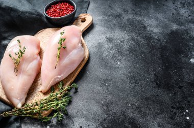 Taze çiğ tavuk göğsü fileto, organik et. Siyah arka plan. Üst Manzara. Boşluğu kopyala.