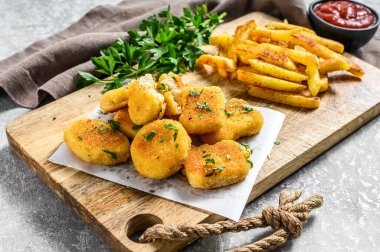 Ev yapımı çıtır tavuk nuggetları. Gri arka plan. Üst görünüm.