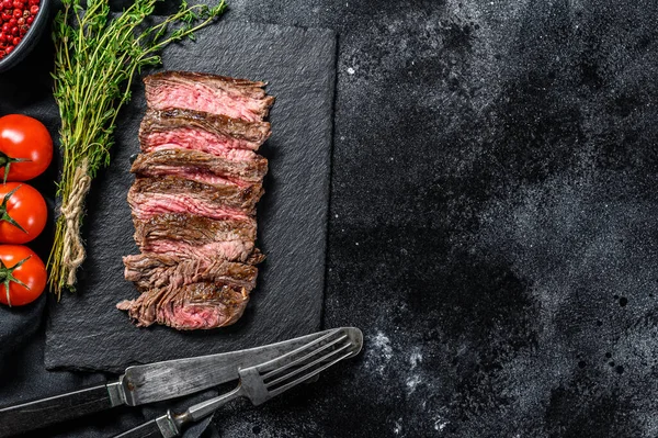 Grilovaný Steak Sukni Kořením Kořením Mramorové Maso Černé Pozadí Horní — Stock fotografie