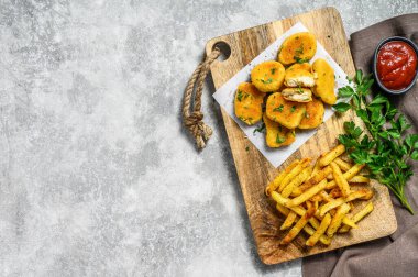 Ev yapımı çıtır tavuk nuggetları. Gri arka plan. Üst Manzara. Boşluğu kopyala.