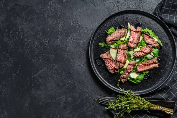 Salada Bife Com Espinafre Rúcula Bife Fatias Striploin Fundo Preto — Fotografia de Stock