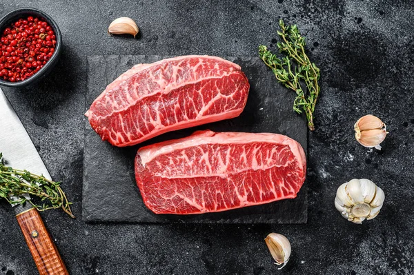 生有機肉Twagyuカキ上のブレードステーキ 黒の背景 トップ表示 — ストック写真