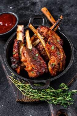 Kızarmış biftek ya da tavada dana fileto pirzolası. Siyah arka plan. Üst görünüm.