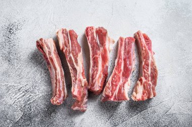 Çiğ dilimlenmiş dana kaburgası. Beyaz arka plan. Üst görünüm.